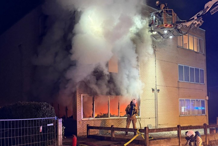 Hevige brand vernielt appartement in Bornem: drie bewoners naar ziekenhuis, veel schade aan flats