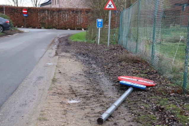 Mysterie in Bree: half jaar geleden gestolen, maar nu ligt verkeersbord er plots terug