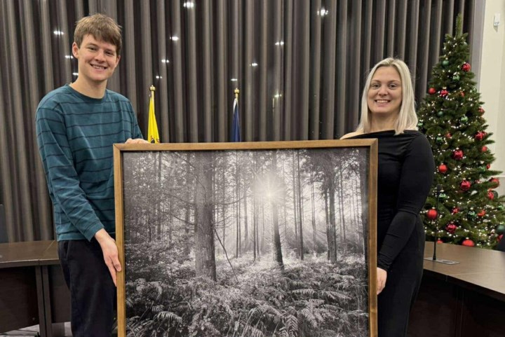 Veiling van kunstwerk tijdens kerstconcert voor jeugdverenigingen