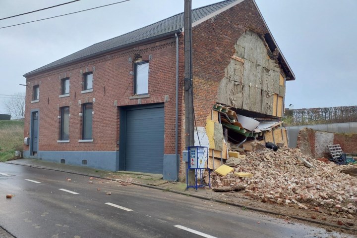 Zijwoning van gevel stort in na graafwerken