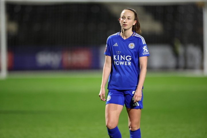 Van King Power naar het ‘echte’ King Power, Sari Kees blikt terug op haar eerste halfjaar bij Leicester City: “Nee, ik ben nog geen koffietje gaan drinken met Wout Faes”