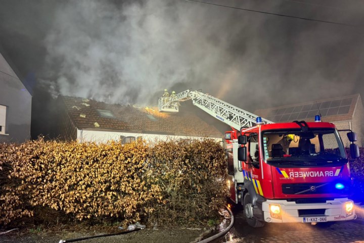 Huis onbewoonbaar na brand, koppel en 5-jarig kindje ongedeerd: “Zonder rookdetector had het hier heel anders kunnen aflopen”