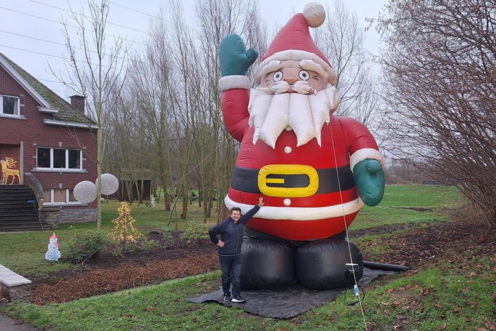 Grootste kerstman in tuin verrast voorbijgangers: “Hij brengt een glimlach op het gezicht”