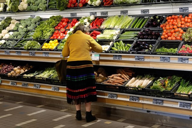 Global food prices fell by 2.1 percent last year