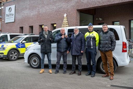 Politie schenkt voertuig aan vzw Dierenvrienden Sint-Truiden: “Zonder sirene uiteraard”