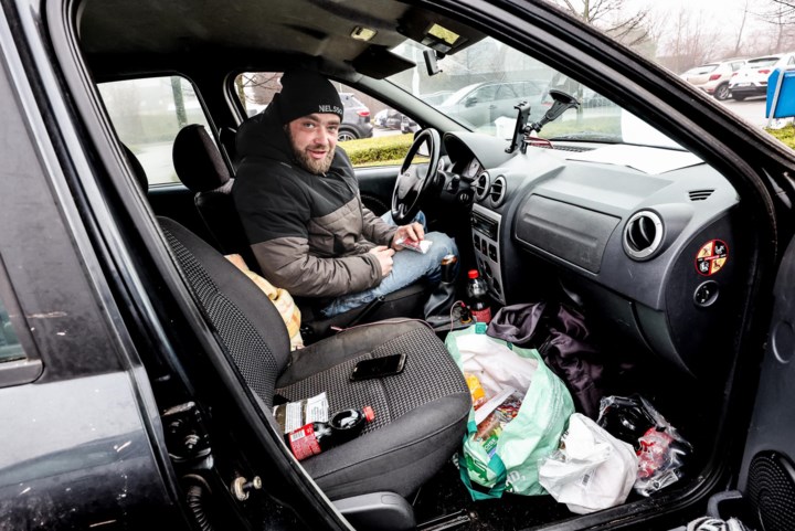 Buurtbewoners helpen dakloze Randy massaal: “Morgen mag ik een bril ophalen bij de opticien”