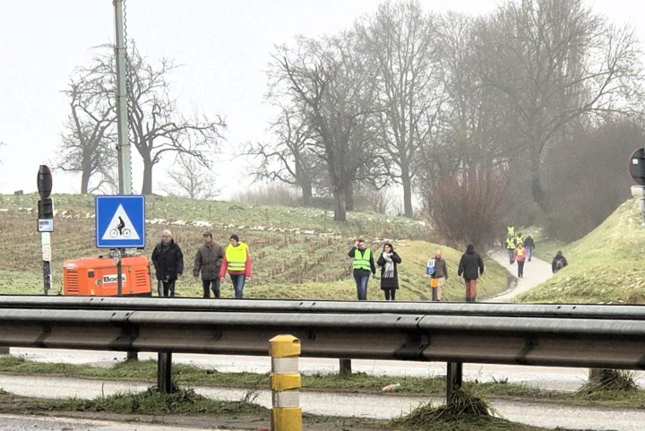 Honderden bedevaarders, waaronder veel nieuwkomers, stappen het Dertienmaal uit