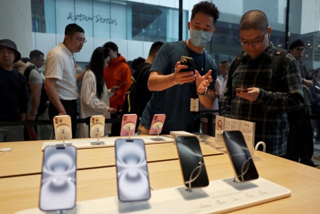 Apple drops on Wall Street after report: no longer largest in China