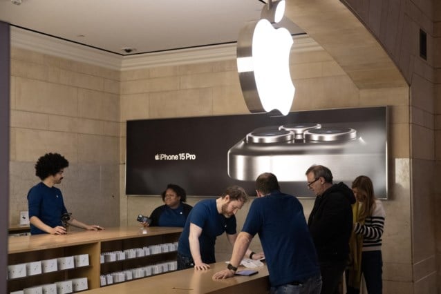 Apple books record turnover, selling in China are disappointing