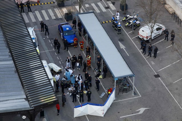 French railway police shoot man with fake weapon in Paris, also bystander injured