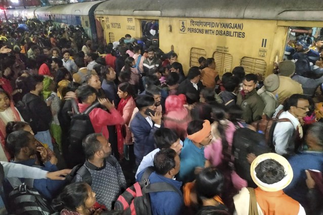 At least eighteen dead due to crowds before departure to Kumbh Mela in station in New Delhi