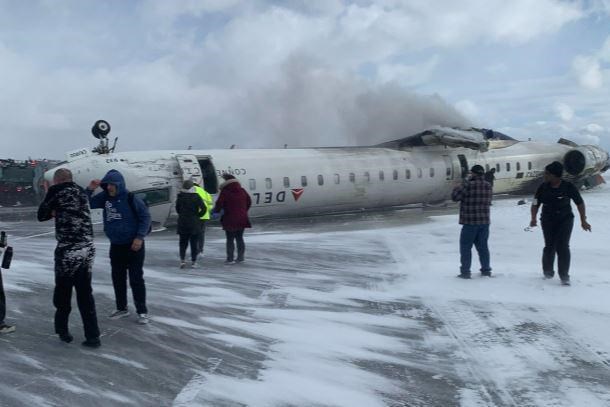 Plane crash in Canadian airport: seventeen injured