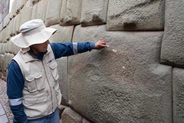 Dronkaard Damaged famous 12-corner stone in Cuzco