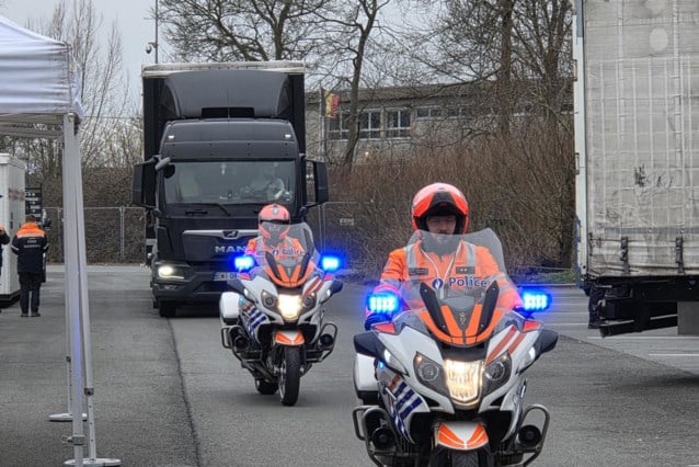 Politie en douane zetten honderden auto's en vrachtwagens aan de kant op E40 in Wetteren: "Valsspelers moeten bestraft worden"