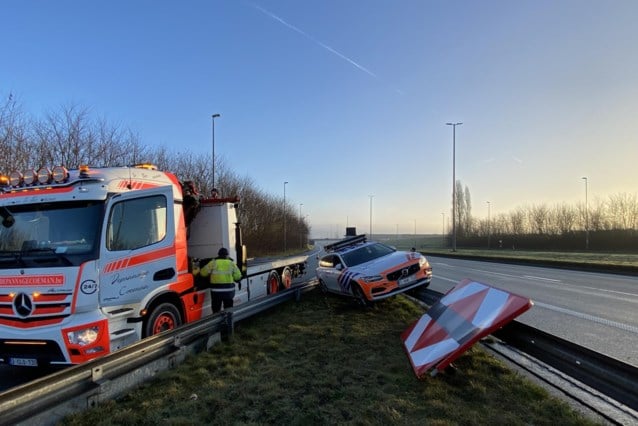 Politiewagen belandt in berm op autosnelweg