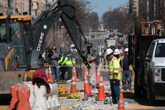 Construction workers Remove Huge Black Lives Matter letters near Witte Huis