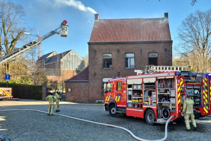 Schouwbrand in Brakel zorgt voor veel rookontwikkeling uit schoorsteen en van onder dakpannen