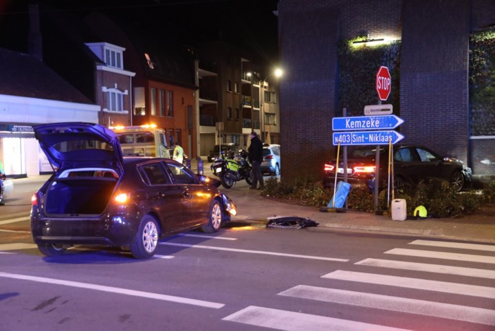 68-jarige bestuurder wordt onwel achter het stuur en richt ravage aan
