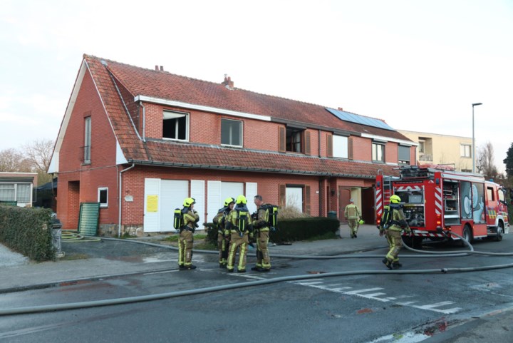 Gezin kan ontkomen aan uitslaande brand: kat vermist, woning onbewoonbaar verklaard