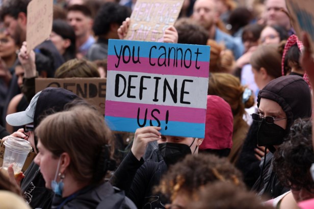 Duizenden demonstreren in Londen na uitspraak Brits Hof over trans vrouwen | Het Nieuwsblad Mobile