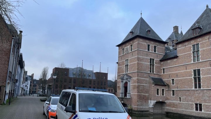 Veertiger bestraft voor onmenselijke behandeling tiener: “Hij moest uren op zijn knieën zitten met armen omhoog”