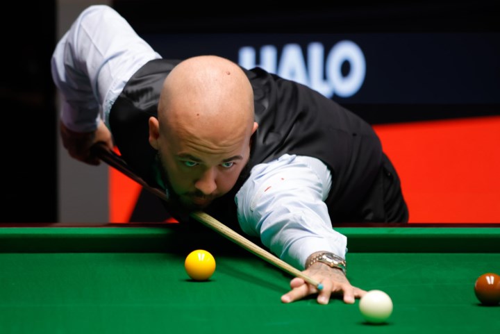 Van 5-1-achterstand naar winst: wisselvallige Luca Brecel knokt zich tegen Ryan Day naar tweede ronde op WK snooker