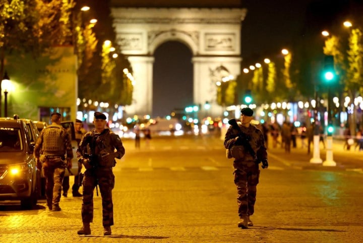 Paniek op de Champs-Elysées na vals alarm over geweerschoten