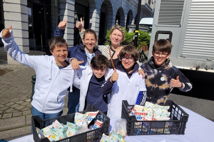 Leerlingen verkopen koekjes en popcorn op zondagsmarkt voor Stichting tegen Kanker