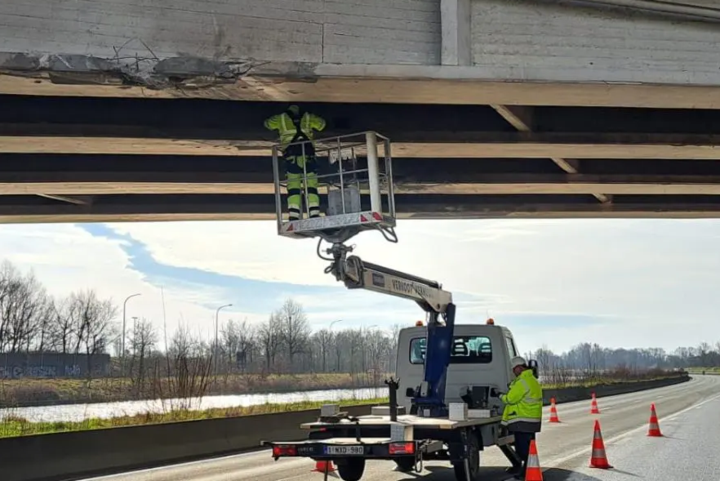 Na twee maanden omrijden: beschadigde brug over de R4 is hersteld en opnieuw open
