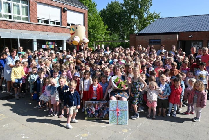 Kinderen nemen afscheid van juf Brigitte: “Konden altijd op haar rekenen”