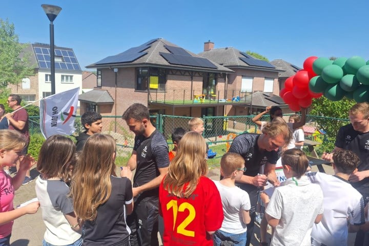 Leerlingen basisschool openen samen met spelers OHL nieuw voetbalveldje: “Unieke ervaring”