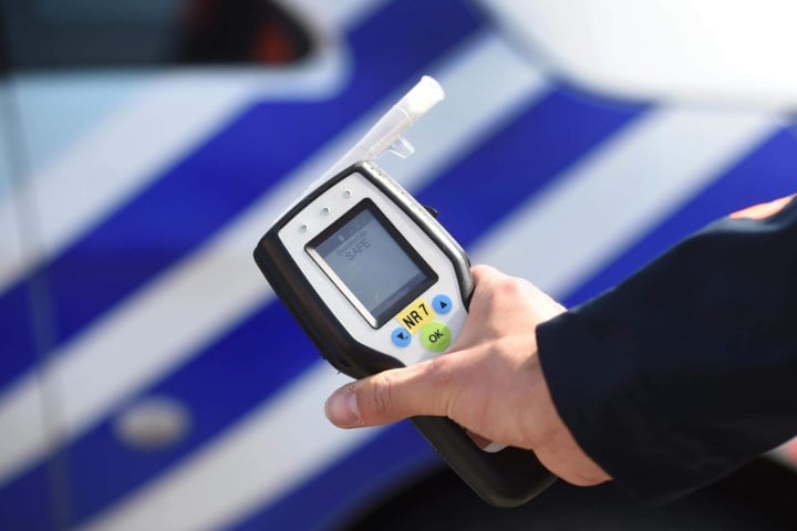 Buschauffeur (met kinderen aan boord) botst en legt positieve ademtest af, uren later betrapt politie hem opnieuw achter het stuur