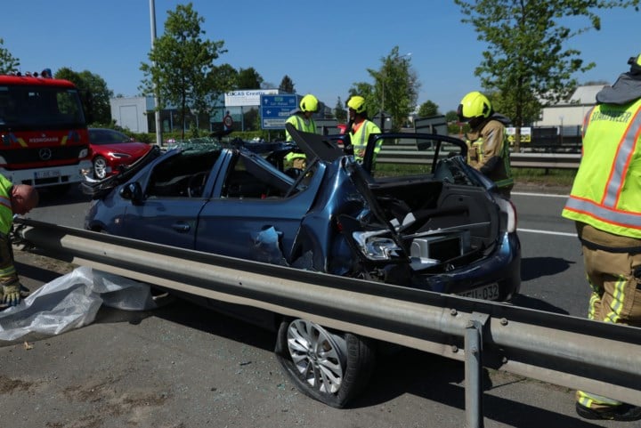 Bestuurster zwaargewond nadat ze in de remmen gaat voor overstekend dier op N16