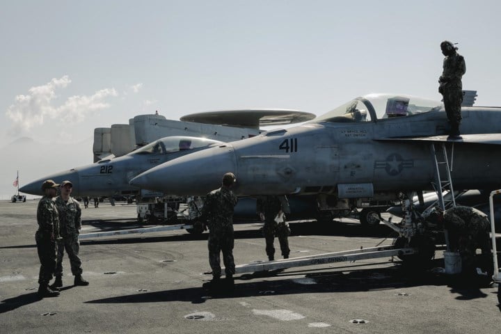 Amerikaanse marine verliest F-18 met waarde van 60 miljoen dollar: straaljager tuimelt van vliegdekschip in Rode Zee