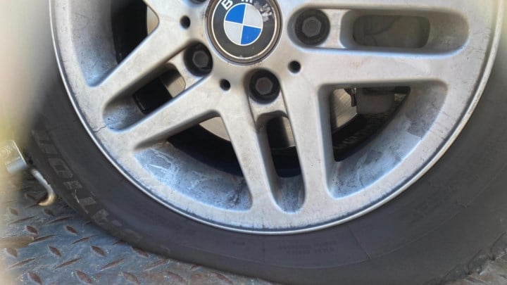 Politie kan dief inrekenen in Niel-bij-Sint-Truiden nadat buren band vluchtauto leeg laten lopen