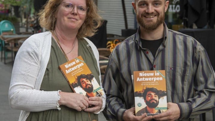 Amai, dat geeft goesting om de taal te leren: ‘slimme’ novelle om expats Nederlands bij te brengen krijgt met ‘Nieuw in Antwerpen’ een Vlaamse variant