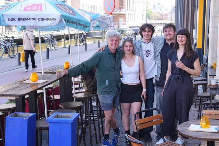 Live muziek vanop het water, vier dagen boekenmarkt en gek straatentertainment: deze handelaars vieren de lente