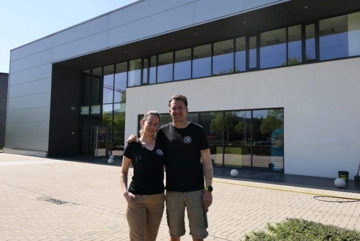 Romy (33) en Nicolas (38) verhuizen met Dranken Hinderdael naar nieuwe locatie: “Mét luxury room en drive-in”