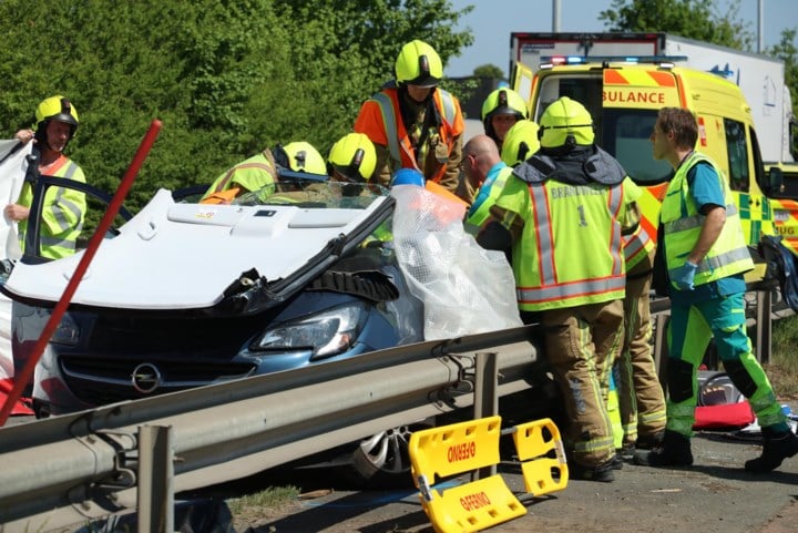 Bestuurster zwaargewond na aanrijding door remmanoeuvre voor overstekend dier op N16