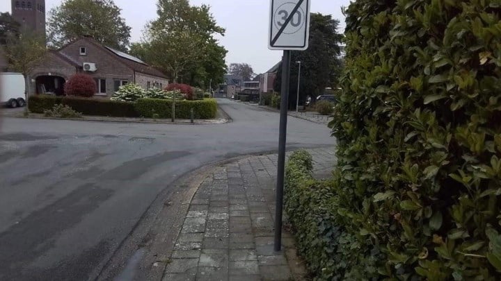 Proefopstelling moet Beneluxpleintje Mol-Donk veiliger maken voor spelende kinderen