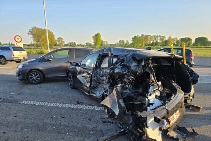 Kettingbotsing met zes voertuigen op E34 in Zwijndrecht