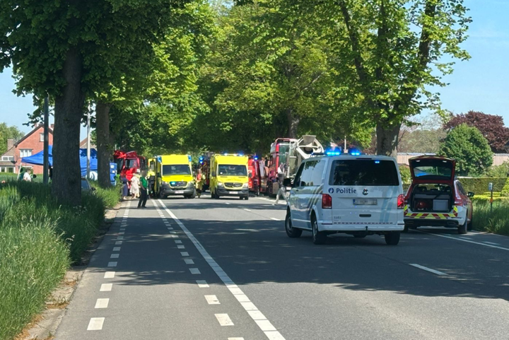 Toestand van 15-jarige stabiel na zwaar ongeval met schoolbus in Riemst: “De buschauffeur kan zich voorlopig nog niets herinneren”