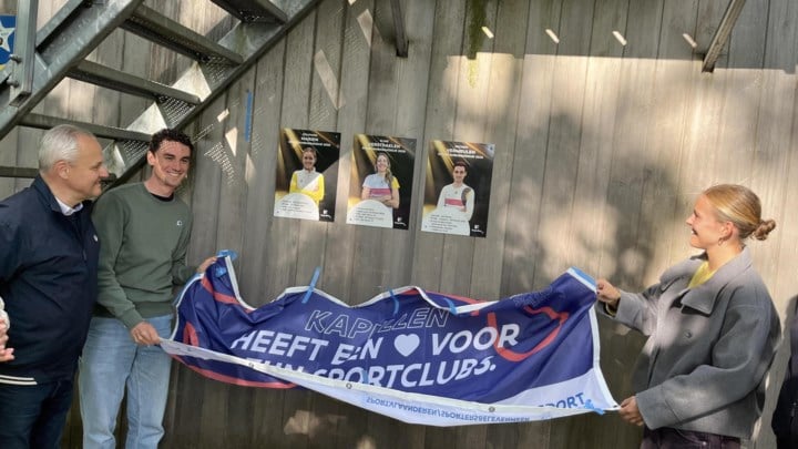 Olympiërs vereeuwigd op plakkaten aan atletiekpiste