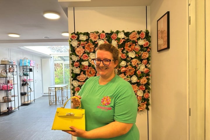 Dankzij succes van webshop opent Naomi (35) nu ook fysieke kledingwinkel in het centrum: “Klanten vroegen steeds vaker of ze iets konden passen”