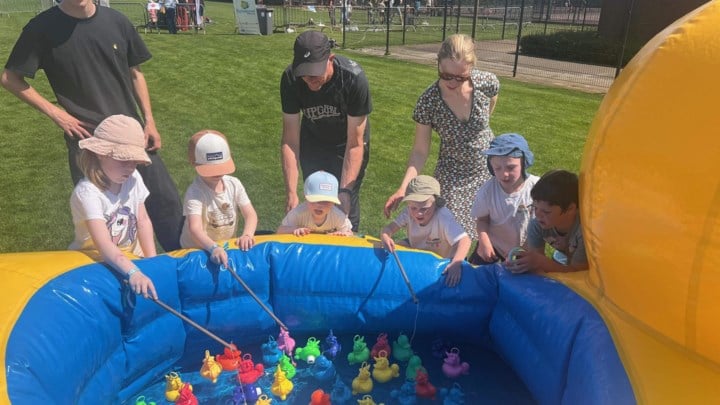 Veel kinderen spelen op het sportcentrum Oostakker