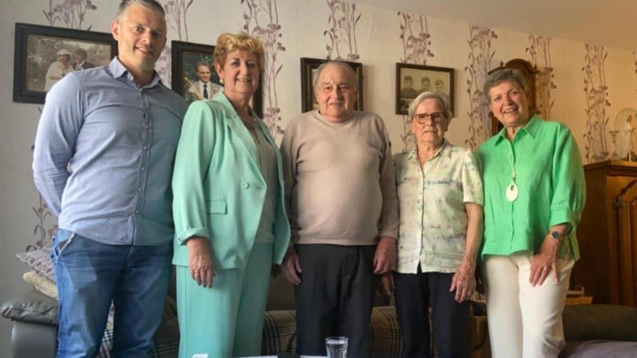 Jan (88) en Josephine (87) vieren 65ste huwelijksverjaardag: gemeente overhandigt cadeaus