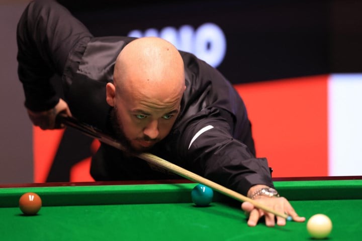 LIVE. Luca Brecel ziet af: sublieme Judd Trump loopt verder uit in allesbeslissende avondsessie van kwartfinale WK snooker