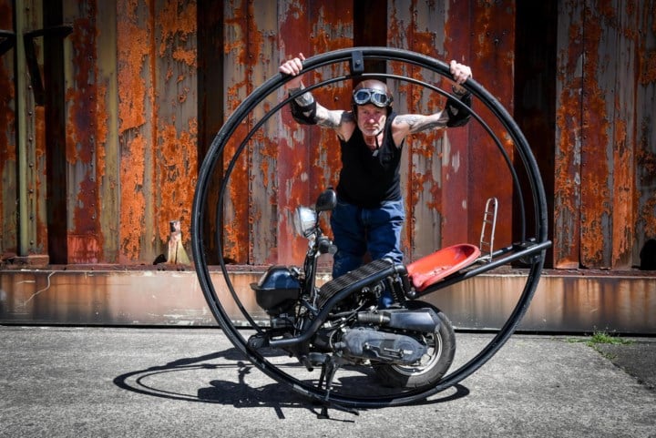 Hij was 25 jaar stuntrijder, nu bouwt Steven zelf bijzonder voertuig: “De enige onewheeler in België”