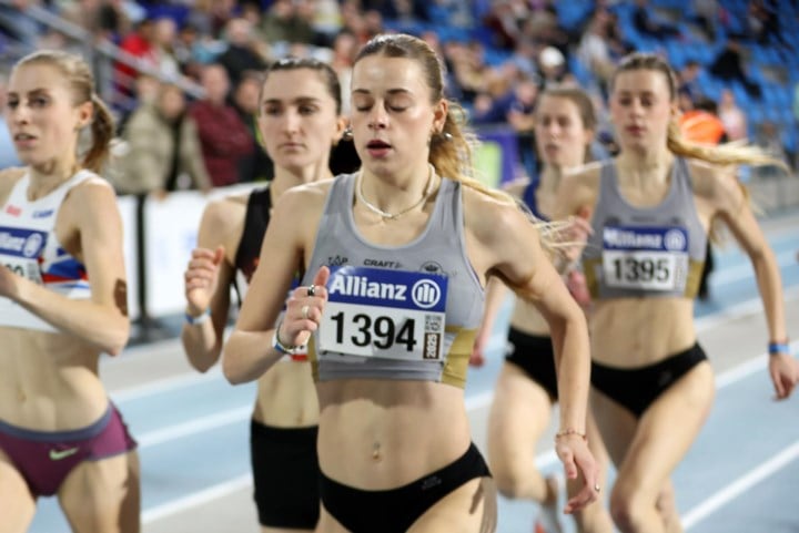 Elena Kluskens haalt op 800 meter de limiet voor het beloften-EK