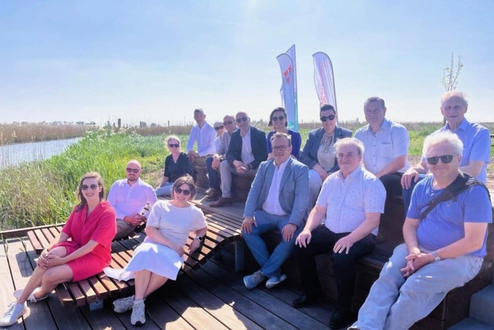 Nieuwe picknickplaats in Oudlandpolder vormt ideale verpozing voor wandelaars en fietsers: “Rustpunten zoals deze zijn onmisbaar”